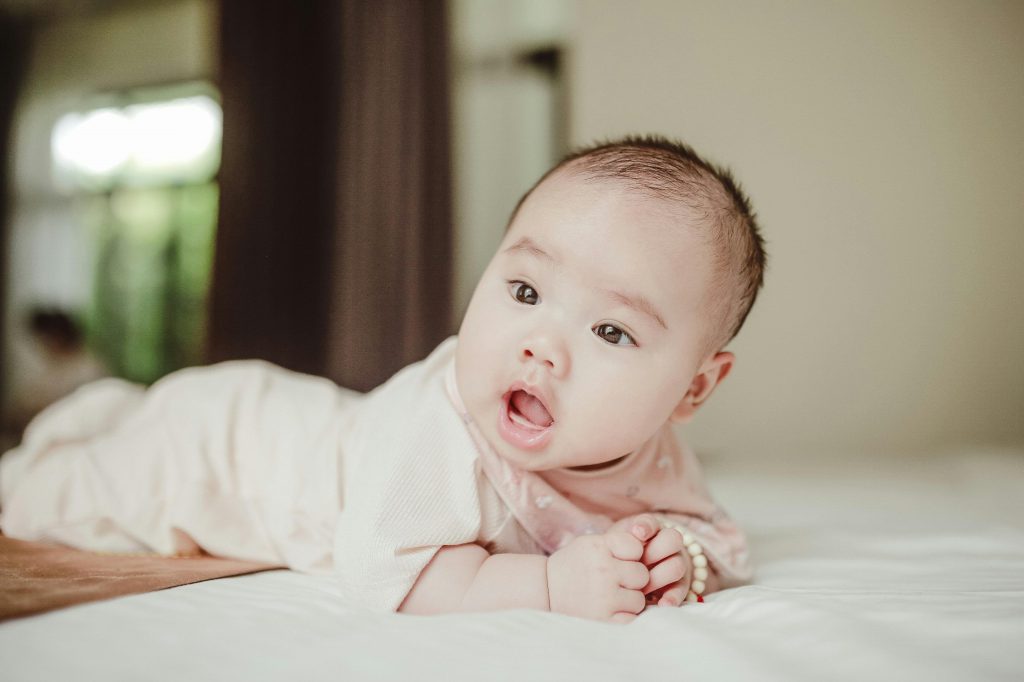 Baby wake windows by age showing a baby doing tummy time during awake time