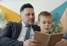 toddler speech delay signs mother reading with 18 month old child at home