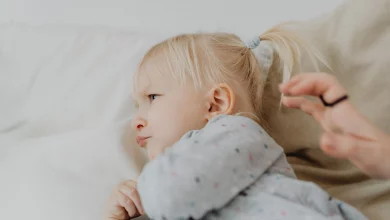 Toddler behavior guide showing a parent calmly helping a toddler during a tantrum